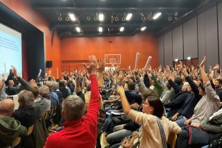 Au total, 391 personnes étaient présentes lors de l'assemblée primaire extraordinaire à Veyras. Parmi elles, 363 ont accepté le crédit complémentaire, 21 l'ont refusé et 7 se sont abstenu de tout vote.